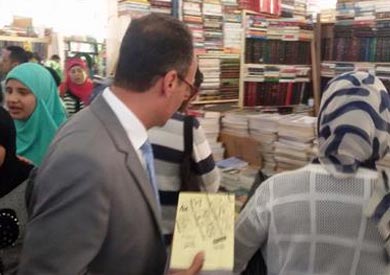 غلق مكتبات بسور الأزبكية لبيعها كتبا مزورة
